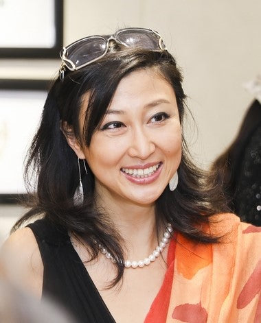 Sara's Biography. Founder of VIV Coaching, Sara has worked across Europe, Asia, and the Americas helping organizations develop international markets in both corporate and non-profit settings. Her work has spanned across many industries.